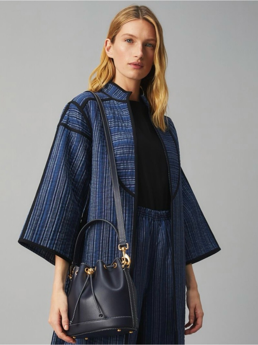 Tory Burch T Monogram Leather Bucket Bag Midnight Navy With Gold Accent - Picture 4 of 16